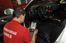 Carrocerías Gurea S.L. - Mecánico revisando vehículo
