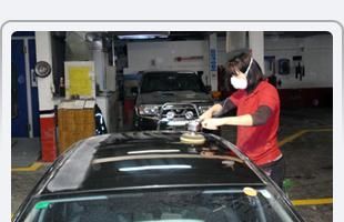 Carrocerías Gurea S.L. - Trabajadora puliendo coche