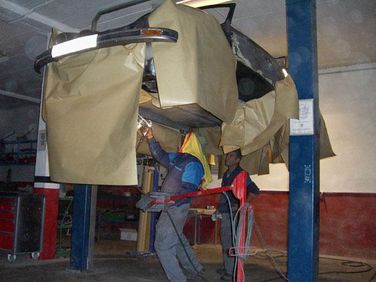 Carrocerías Gurea S.L. - Mecánicos pintando carrocería